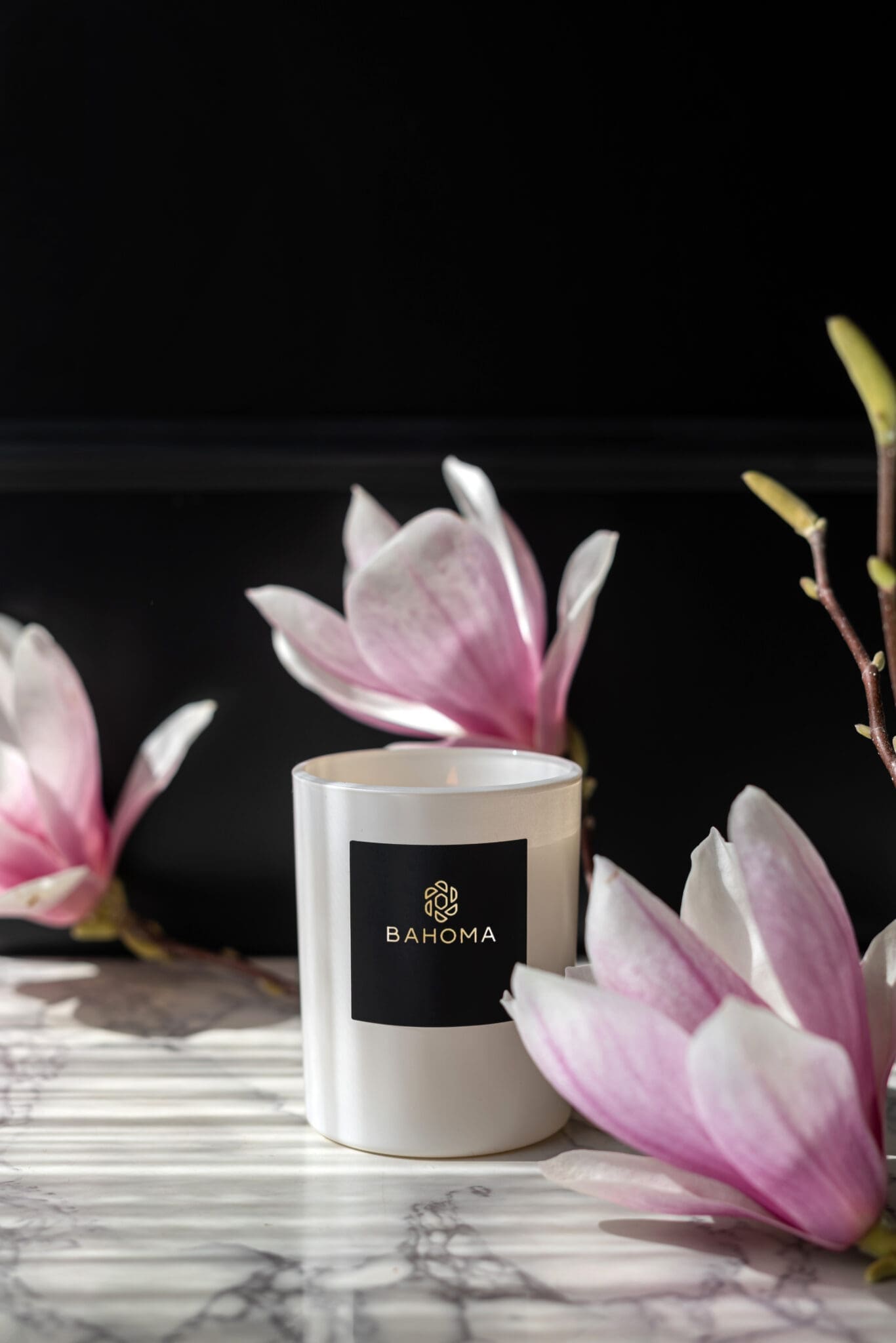 luxury-scented-candle-pearl-collection-close-up-with-magnolia-flowers