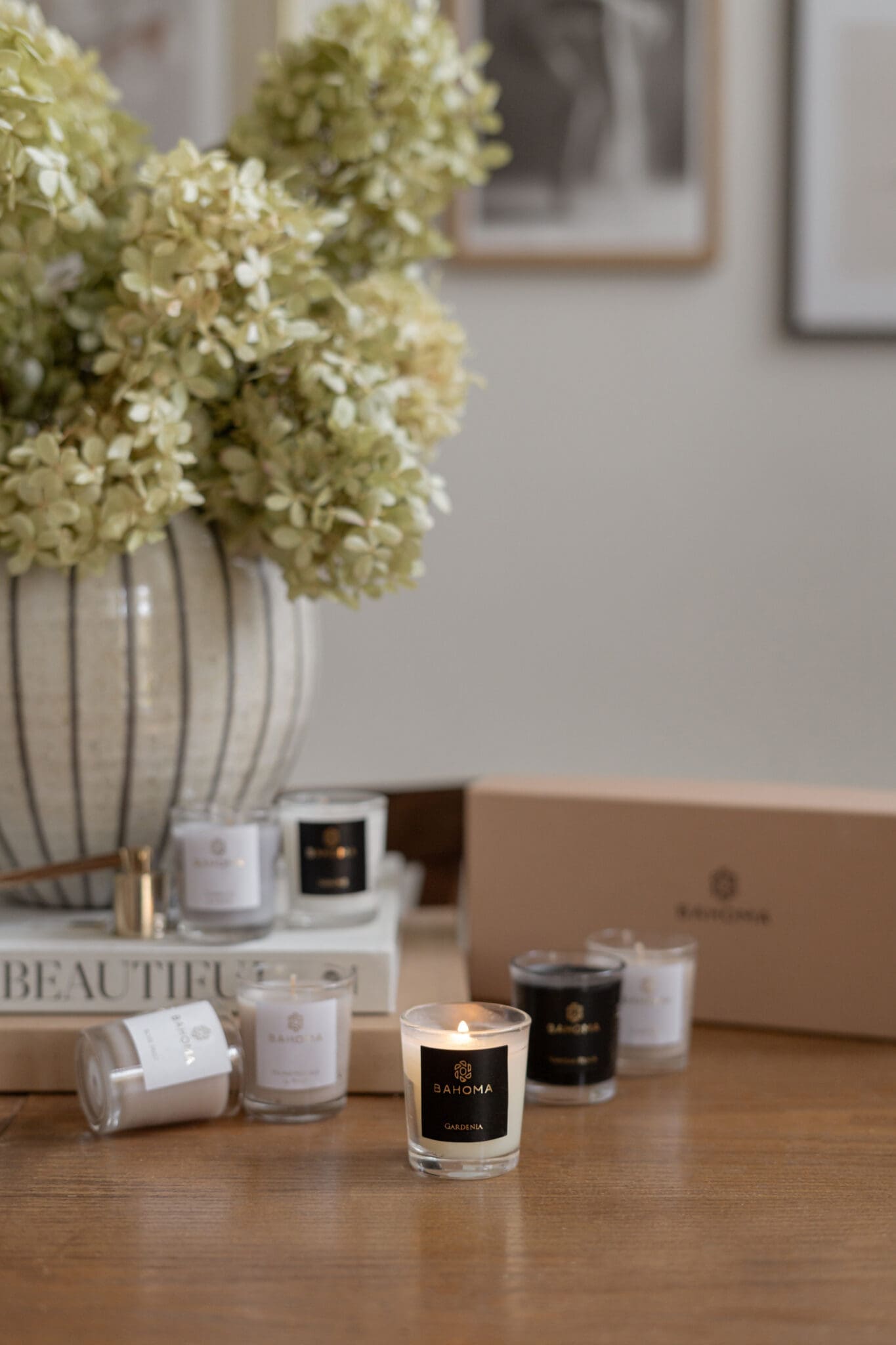 discovery-set-of-10-mini-candles-lifestyle-close-up-with-gift box-and-vase